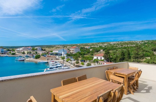 Simuni Apartment | Comfortable and spacious apartment with terrace and sea view Šimuni, Pag (A-18386-c)