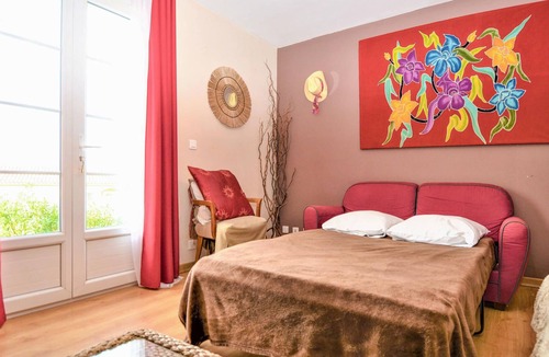 Barjac Apartment | Comfortable and tasteful vacation apartment with swimming pool.