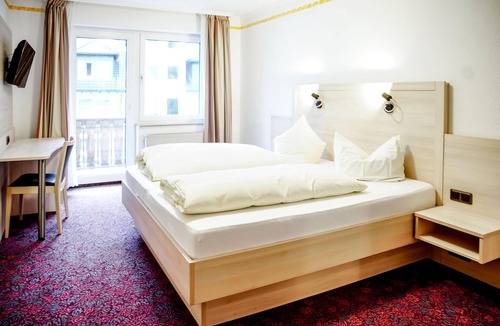 Zueschen Apartment | Comfortable and versatile room -perfect for relaxation, work and exchange