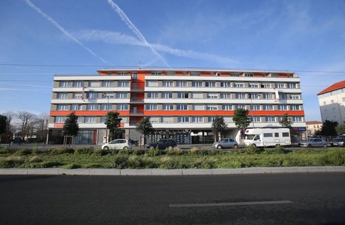 Chevilly-Larue Hotel | Comfortable Apartment with Breakfast & Metro Acces