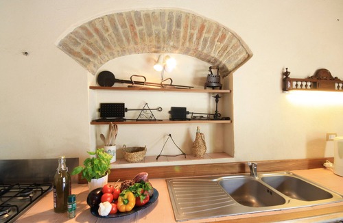 Monteriggioni Apartment | Comfortable apartment in Villa, with courtyard, swimming pool and garden