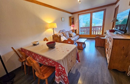 Les Bruyeres Apartment | Comfortable apartment for 5 in Les Menuires with balcony, ski lockers, 2 bedrooms