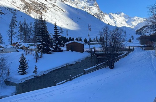 Val-d'Isere Apartment | Comfortable apartment with balcony, bed linen and towels provided
