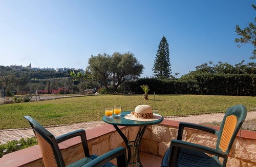 Hersonissos Centre Apartment | Comfortable Apartment with Shared Pool & Beautiful Garden