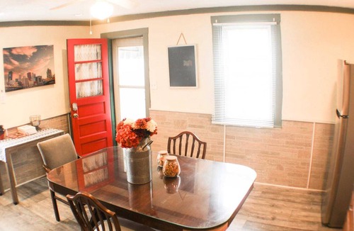 Bloomfield Apartment | Comfortable Apartment – Pittsburgh's Little Italy!