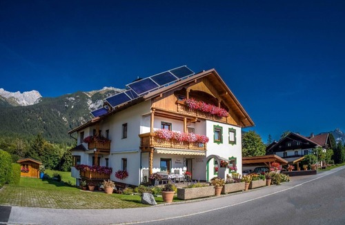 Leutasch House | Comfortable apartment in Leutasch with south-facing balcony