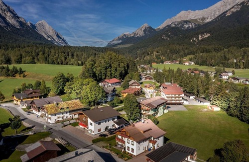Leutasch House | Comfortable apartment in Leutasch with south-facing balcony