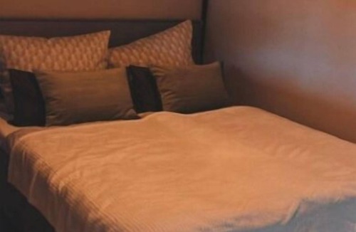 Oderberg Apartment | Comfortable apartment near the water with its own bar.