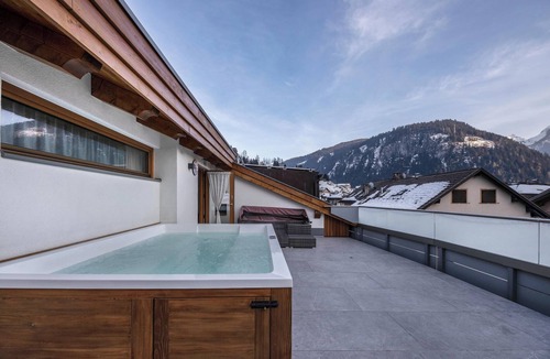 Predazzo Apartment | Comfortable Apartment “Vacanze Arcobaleno - Blu” with Mountain View