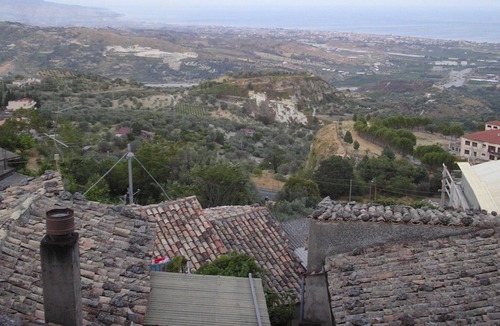 Gerace Bed & Breakfast | Comfortable B & B in Gerace, (see beautiful villages in Italy). Rooms at Casa Ferrari