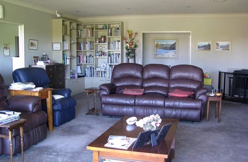 Tinwald Cabin | Comfortable Bed and Breakfast Accommodation with a Garden in Canterbury, New Zealand