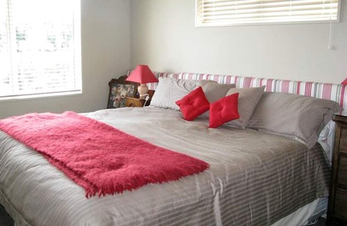 Tinwald Cabin | Comfortable Bed and Breakfast Accommodation with a Garden in Canterbury, New Zealand