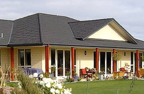 Tinwald Cabin | Comfortable Bed and Breakfast Accommodation with a Garden in Canterbury, New Zealand