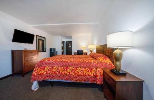 Powellhurst-Gilbert Hotel | Comfortable Budget Lodging Near Crystal Springs Lake - 4.3 miles away