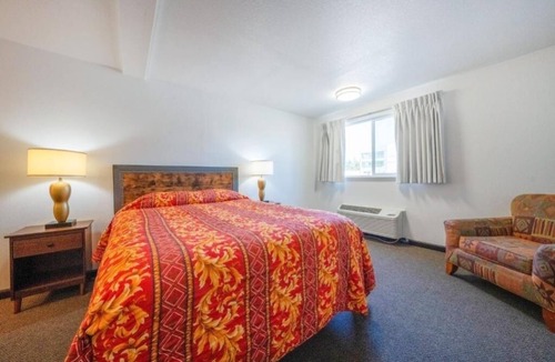 Powellhurst-Gilbert Hotel | Comfortable Budget Lodging Near Crystal Springs Lake - 4.3 miles away