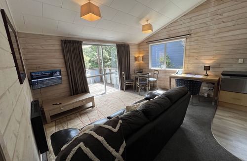 Coatesville Cottage | Comfortable Bush Retreat in Coatesville, just 3 minutes from Albany