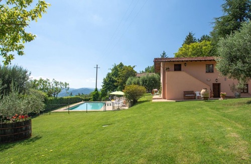 Montelovesco House | Comfortable Casa Rosa for up to 9 guests