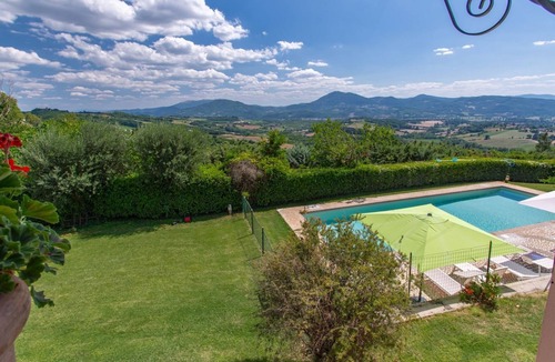 Montelovesco House | Comfortable Casa Rosa for up to 9 guests