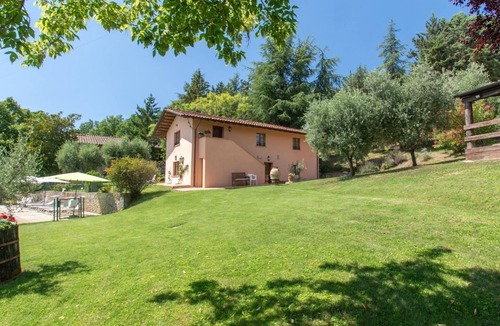 Montelovesco House | Comfortable Casa Rosa for up to 9 guests