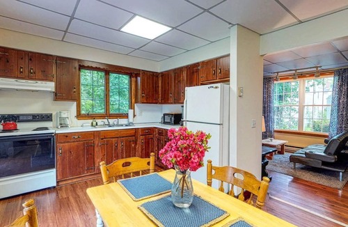 Castine Apartment | Comfortable Castine getaway w/a full kitchen - walk to the waterfront