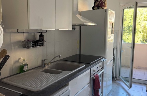 Hyeres City Centre Apartment | Comfortable central apartment, swimming pool, air conditioning, terrace, parking