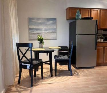 Oakford Park Apartment | Comfortable Central Escape 8 Minutes to Downtown