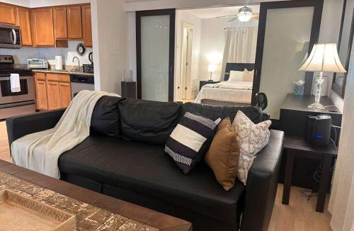 Oakford Park Apartment | Comfortable Central Escape 8 Minutes to Downtown