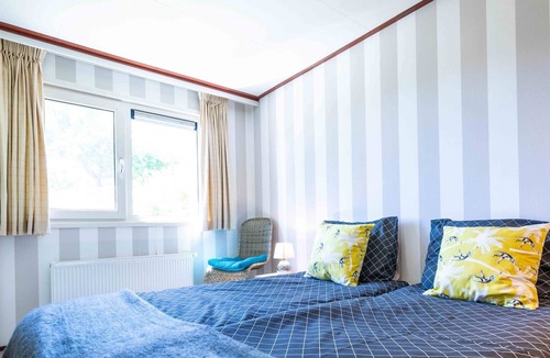 Egmond aan den Hoef Ski Chalet | Comfortable chalet with dishwasher, sea at 3.5 km, in Egmond