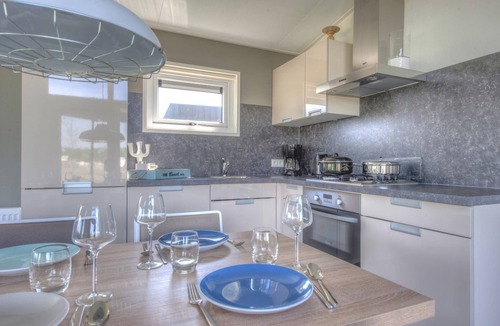 Hellevoetsluis Ski Chalet | Comfortable chalet 4.5km from Rockanje