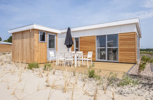 Hellevoetsluis Ski Chalet | Comfortable chalet 4.5km from Rockanje