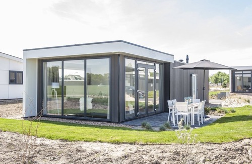 Hellevoetsluis Ski Chalet | Comfortable chalet 4.5km from Rockanje
