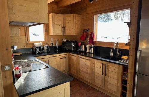 Crest-Voland Ski Chalet | Comfortable chalet for 12 with WiFi and parking, near slopes