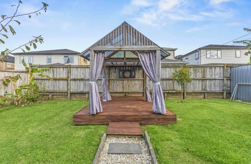 Flat Bush Apartment | Comfortable, clean Granny Flat. Easy access to shops and bus routes