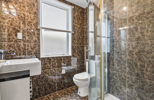 Flat Bush Apartment | Comfortable, clean Granny Flat. Easy access to shops and bus routes