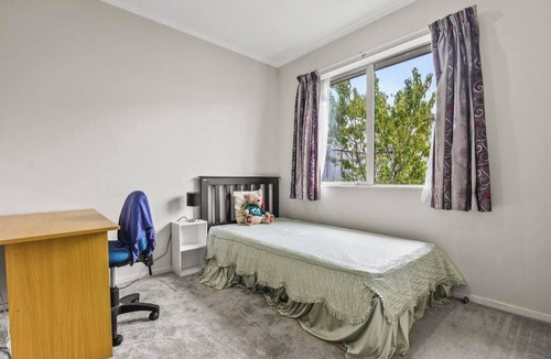Flat Bush Apartment | Comfortable, clean Granny Flat. Easy access to shops and bus routes