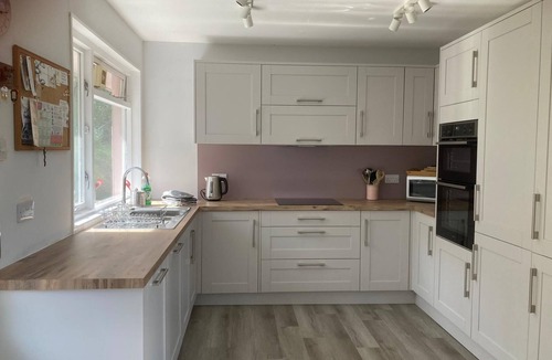 St Brides Cottage | Comfortable coastal cottage 200m from the sea, pub and cafe in delightful Dale.