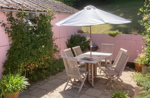 St Brides Cottage | Comfortable coastal cottage 200m from the sea, pub and cafe in delightful Dale.