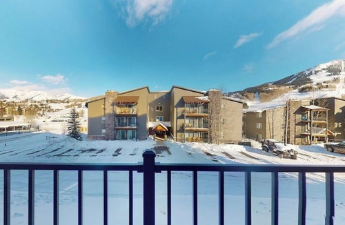Mount Crested Butte Condo | Comfortable condo with sweeping mountain views, private balcony, & washer/dryer