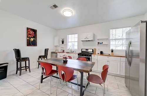 Rosewood House | Comfortable & Contemporary 3BR/2BA House - 5 Minutes to Downtown Austin