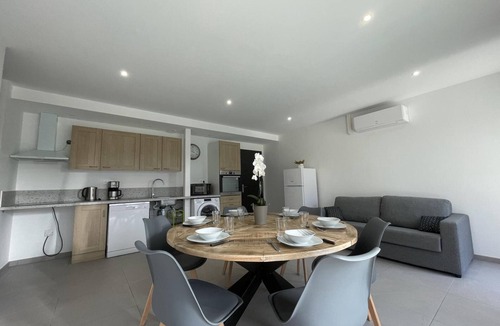 Couzon Cottage | Comfortable cottage with covered pool and spa in Couzon