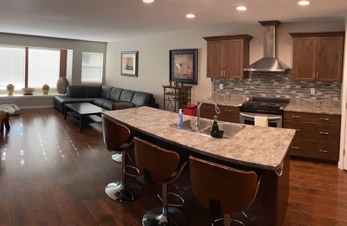 Kamloops House | Comfortable & Cozy / 3 bedroom with Hot Tub