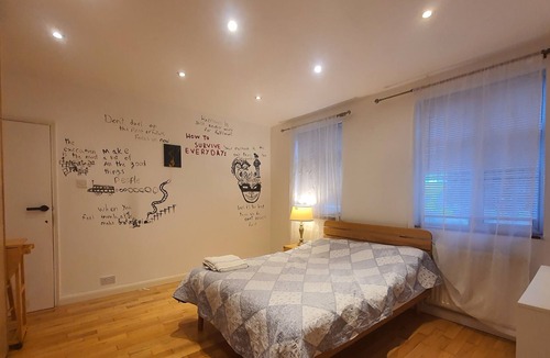 Edgware Apartment | Comfortable Double Bedroom Shared - Garden View
