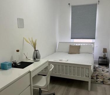 Coventry House | Comfortable Double Bed Located near City Centre, suitable for Contractors Health Care Professionals or long business stays in Coventry or delightful holidays in Coventry or within the West Midlands area Free Wifi Tea and Coffee Provided