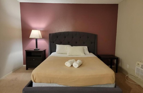 Pico - Robertson Hotel | Comfortable Double Bed Unit(C23)