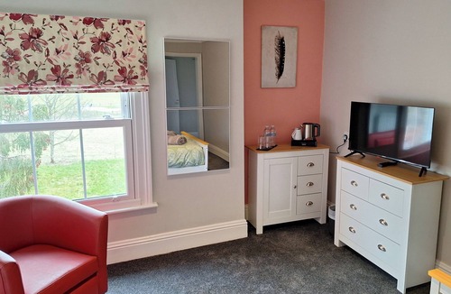 Cranleigh House | Comfortable Double Room with Bath