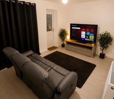 Newark upon Trent House | Comfortable Double Room, private bathroom, not ensuite