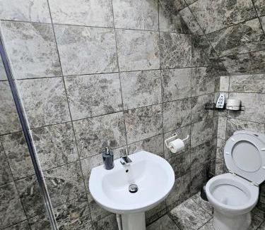 Newark upon Trent House | Comfortable Double Room, private bathroom, not ensuite