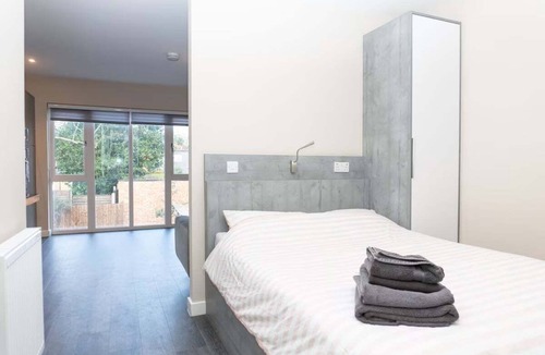 Runnymede Apartment | Comfortable Egham Retreat for two