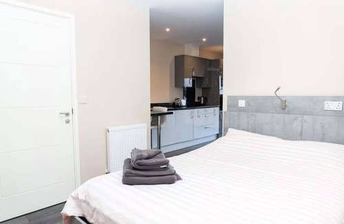 Runnymede Apartment | Comfortable Egham Retreat for two