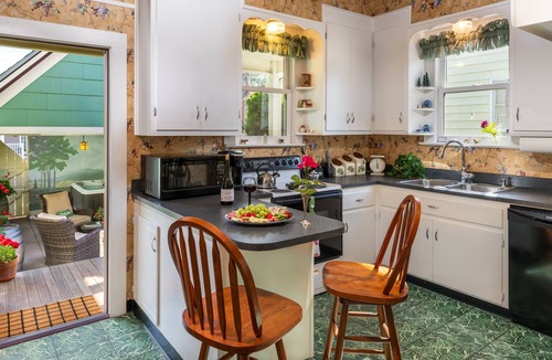 Newberg House | Comfortable Elegance in the Heart of Downtown Newberg